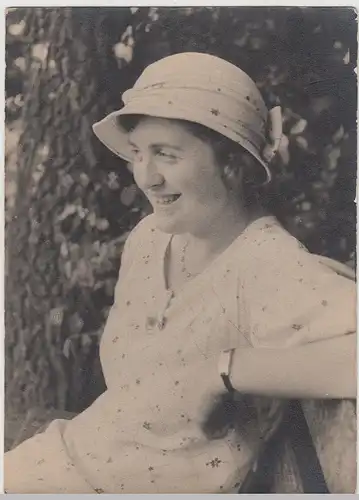 (F25612) Orig. Foto junge Frau im Freien 1930er