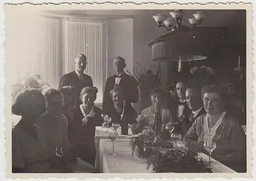 (F25610) Orig. Foto Feier, Personen an langer Tafel in Wohnung 1930er