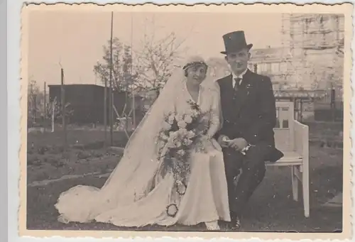 (F25609) Orig. Foto Hochzeitspaar in einem Garten in Gießen 1934