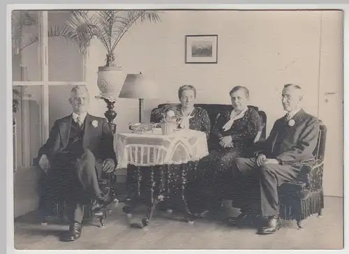 (F25608) Orig. Foto Personen sitzen zu Hause am Tisch 1930er