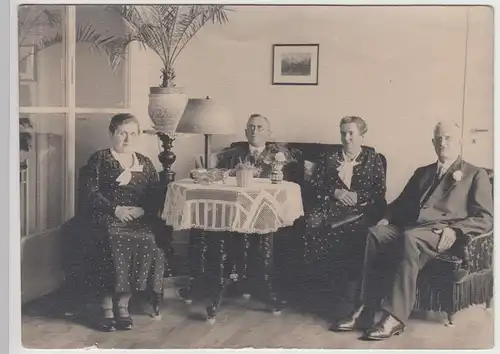 (F25607) Orig. Foto Personen sitzen zu Hause am Tisch 1930er