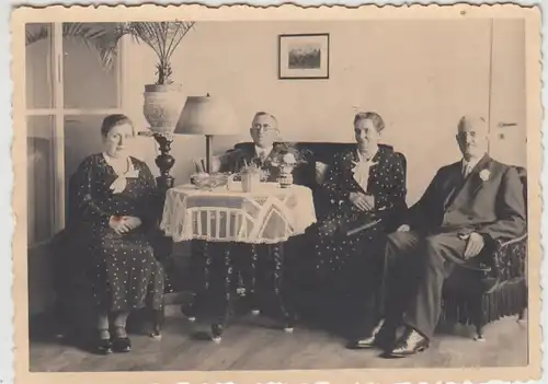 (F25606) Orig. Foto Personen sitzen zu Hause am Tisch 1930er