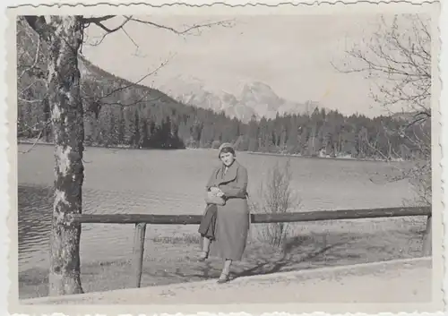 (F25583) Orig. Foto Frau am Obersee bei Ramsau 1934