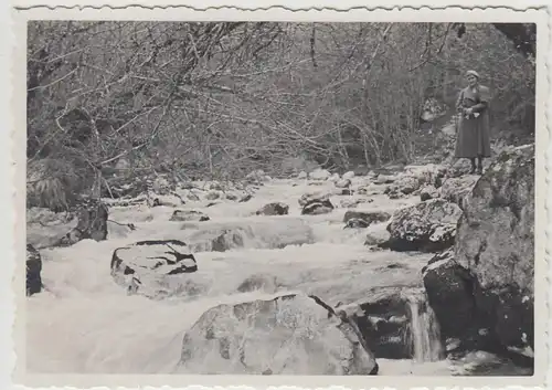 (F25580) Orig. Foto Ramsau, Zauberwald, Frau am Gebirgsbach 1934