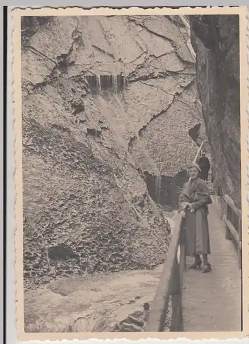 (F25575) Orig. Foto Ramsau, Frau an der Wimbachklamm 1934