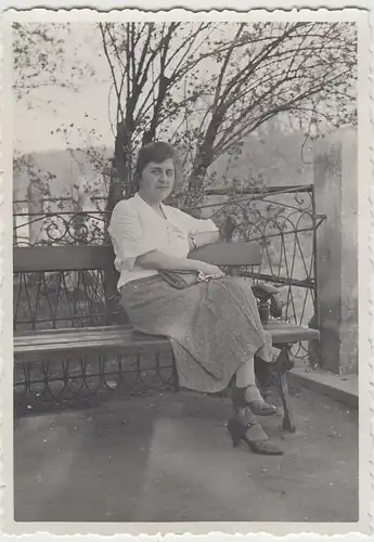 (F25546) Orig. Foto München, Frau auf einer Bank an der Isarbrücke 1934