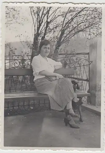 (F25545) Orig. Foto München, Frau auf einer Bank an der Isarbrücke 1934