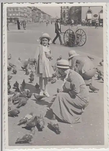 (F25541) Orig. Foto München, Frau und Mädchen füttern Tauben 1934
