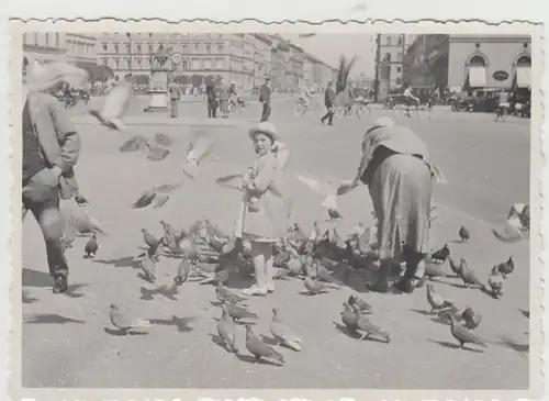 (F25540) Orig. Foto München, Frau und Mädchen füttern Tauben 1934