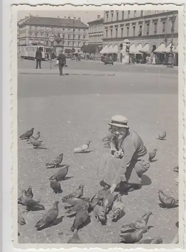 (F25537) Orig. Foto München, Frau füttert Tauben 1934