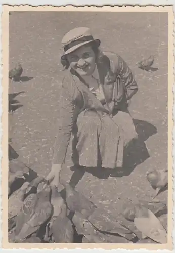 (F25536) Orig. Foto München, Frau füttert Tauben 1934