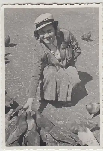 (F25535) Orig. Foto München, Frau füttert Tauben 1934