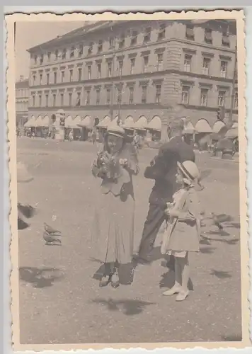 (F25534) Orig. Foto München, Frau und Mädchen füttern Tauben 1934