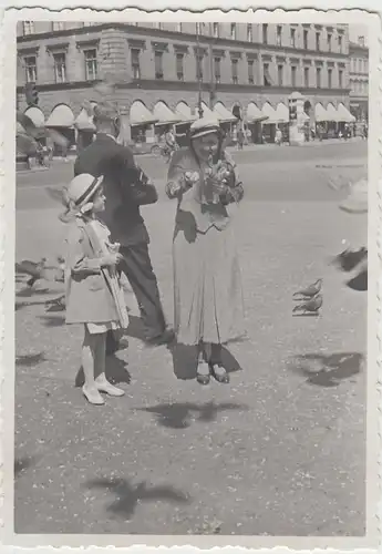 (F25533) Orig. Foto München, Frau und Mädchen füttern Tauben 1934