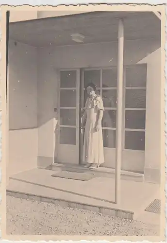 (F25527) Orig. Foto junge Frau an einem Hauseingang 1934