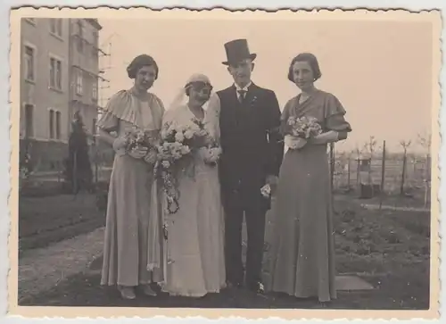 (F25521) Orig. Foto Hochzeitspaar an einem Wohnhaus in Gießen 1934