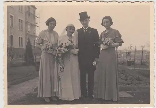 (F25520) Orig. Foto Hochzeitspaar an einem Wohnhaus in Gießen 1934