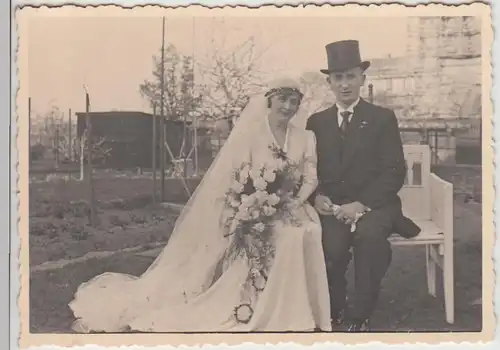 (F25519) Orig. Foto Hochzeitspaar in einem Garten in Gießen 1934