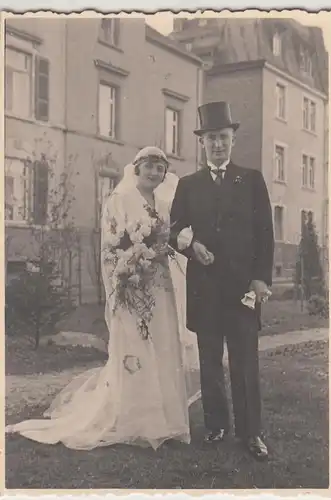 (F25518) Orig. Foto Hochzeitspaar an einem Wohnhaus in Gießen 1934