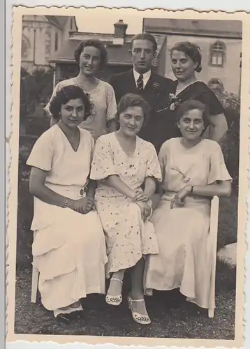 (F25504) Org. Foto Personen im Garten 1933