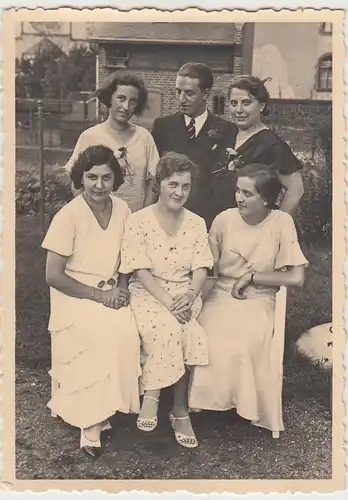 (F25503) Org. Foto Personen im Garten 1933