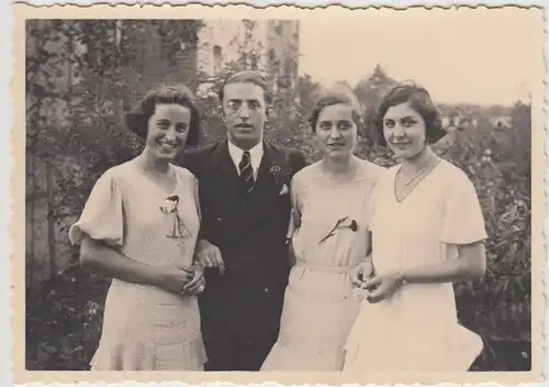 (F25502) Org. Foto Personen im Garten 1933