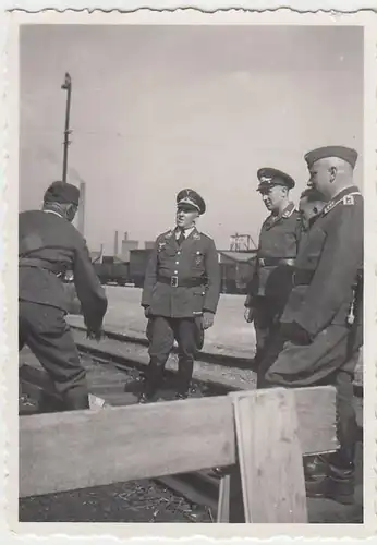 (F2550) Orig. Foto 2.WK, Luftwaffe-Angeh. auf einem Bahnhof, 1940