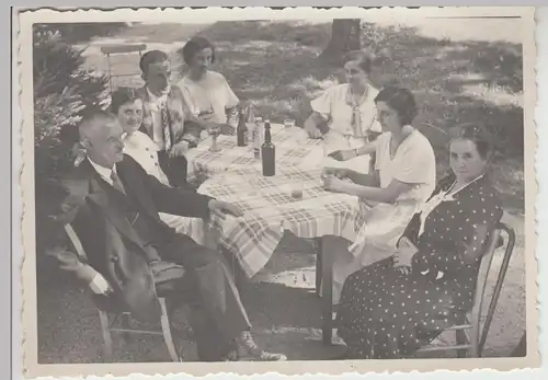 (F25483) Orig. Foto Gießen, Personen im Gartenlokal Forstgarten 1933