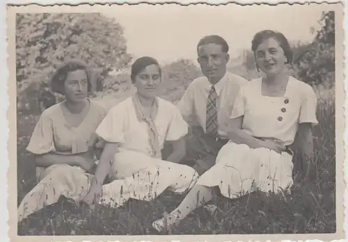 (F25481) Orig. Foto Personen sitzen auf Wiese 1933