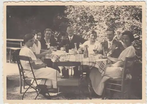 (F25482) Orig. Foto Gießen, Personen im Gartenlokal Forstgarten 1933