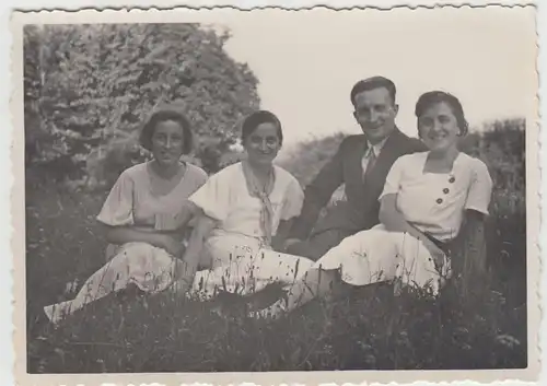 (F25480) Orig. Foto Personen sitzen auf Wiese 1933