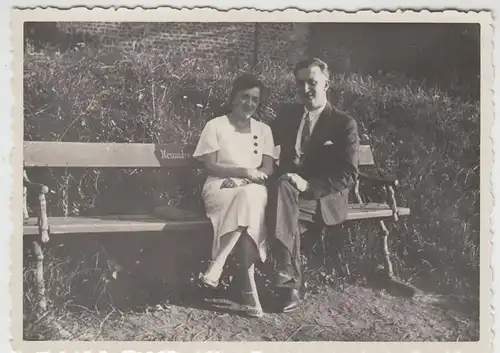 (F25478) Orig. Foto Paar sitzt auf einer Bank 1933