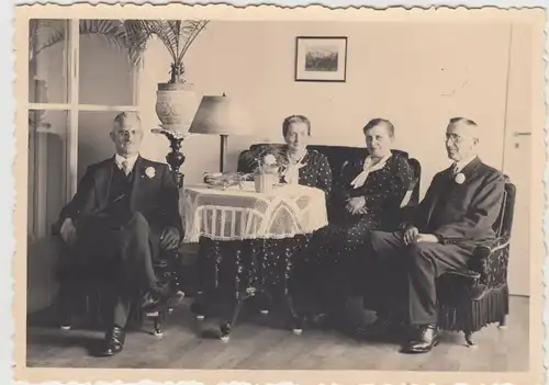 (F25476) Orig. Foto Personen sitzen im Raum 1933