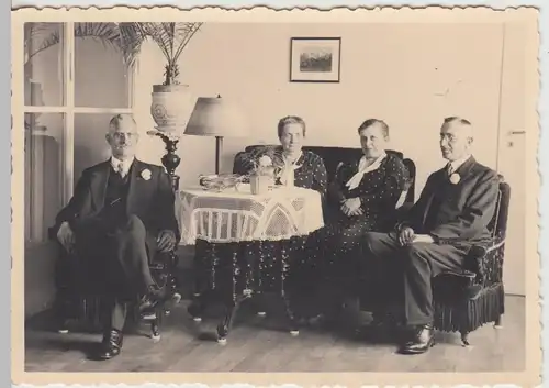 (F25475) Orig. Foto Personen sitzen im Raum 1933
