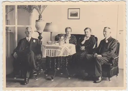 (F25474) Orig. Foto Personen sitzen im Raum 1933