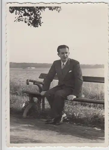 (F25473) Orig. Foto junger Mann sitzt auf einer Bank 1933