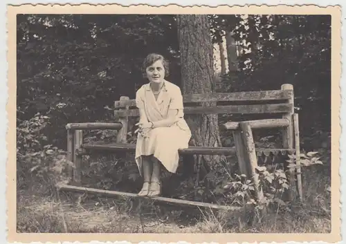 (F25472) Orig. Foto junge Frau sitzt auf einer Bank 1933