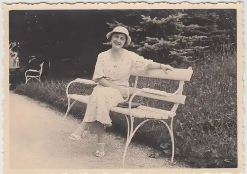 (F25469) Orig. Foto Bad Nauheim, Frau auf Bank im Park 1933
