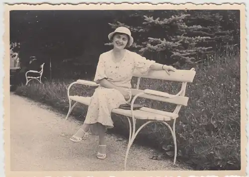 (F25468) Orig. Foto Bad Nauheim, Frau auf Bank im Park 1933