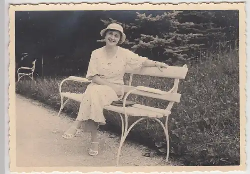 (F25467) Orig. Foto Bad Nauheim, Frau auf Bank im Park 1933