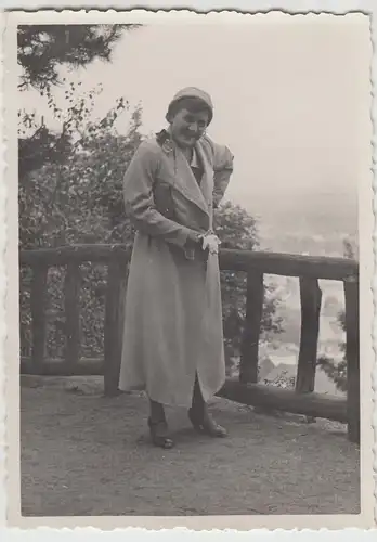 (F25466) Orig. Foto Bad Nauheim, Frau auf Geländer 1933