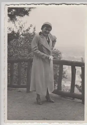 (F25465) Orig. Foto Bad Nauheim, Frau auf Geländer 1933