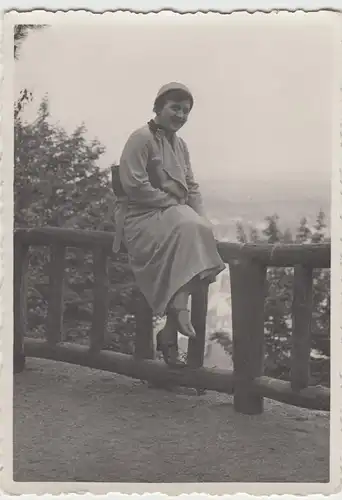 (F25464) Orig. Foto Bad Nauheim, Frau auf Geländer 1933