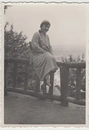 (F25463) Orig. Foto Bad Nauheim, Frau auf Geländer 1933