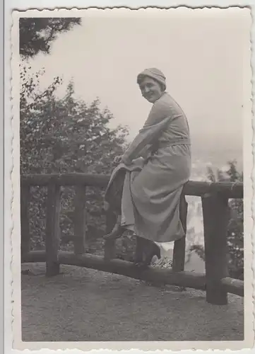 (F25462) Orig. Foto Bad Nauheim, Frau auf Geländer 1933