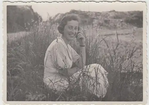 (F25458) Orig. Foto Frau im Freien, Spaziergang in Frankfurt-Hausen 1933