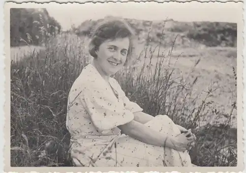 (F25451) Orig. Foto Frau im Freien, Spaziergang in Frankfurt-Hausen 1933