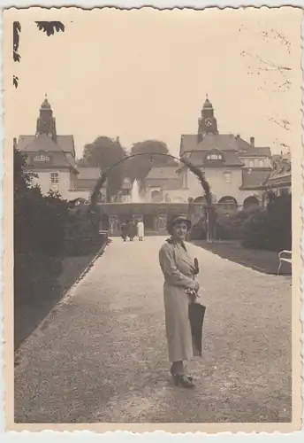 (F25445) Orig. Foto Bad Nauheim, Frau im Park 1933