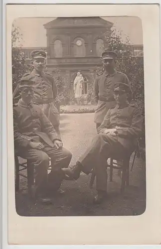(F25436) Orig. Foto 1. WK, deutsche Soldaten in einem Park