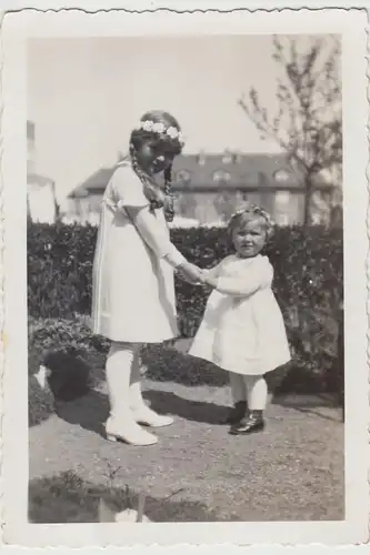 (F25426) Orig. Foto Mädchen m. Blumenschmuck im Haar 1930er